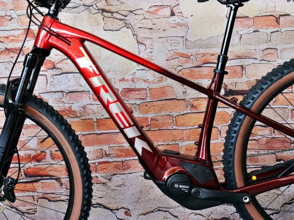 TREK Marlin+ 8 Fury Red/Lithium Fade 11