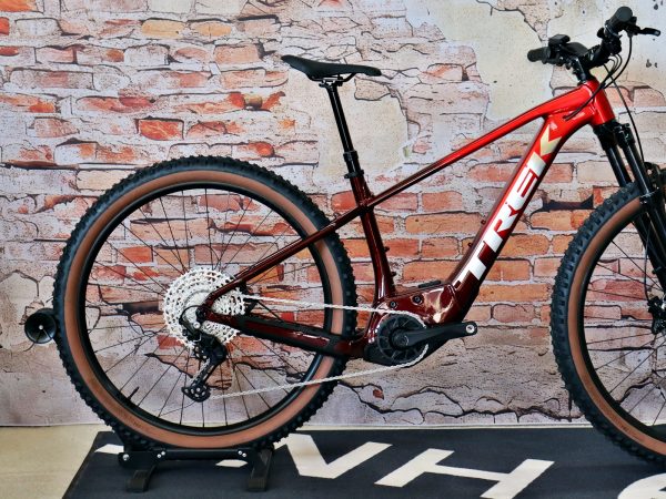 TREK Marlin+ 8 Fury Red/Lithium Fade 15