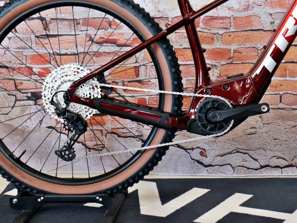 TREK Marlin+ 8 Fury Red/Lithium Fade 16