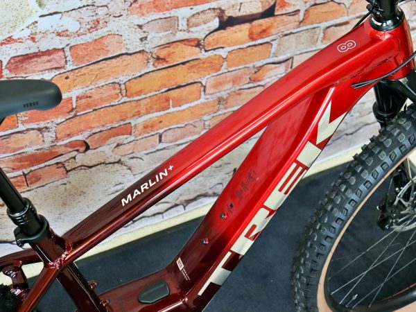 TREK Marlin+ 8 Fury Red/Lithium Fade 17