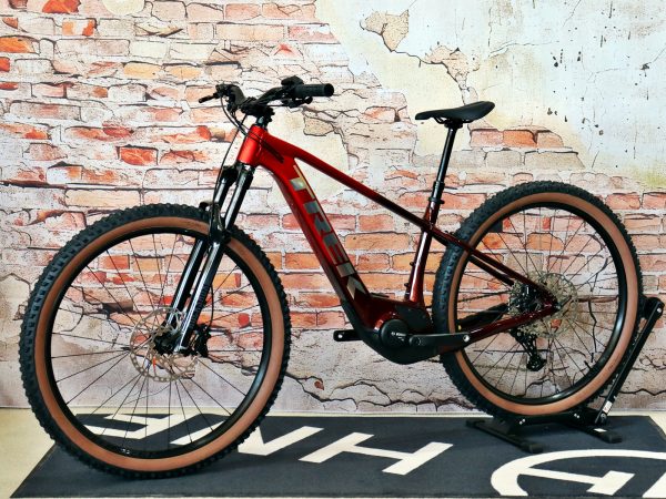 TREK Marlin+ 8 Fury Red/Lithium Fade 5