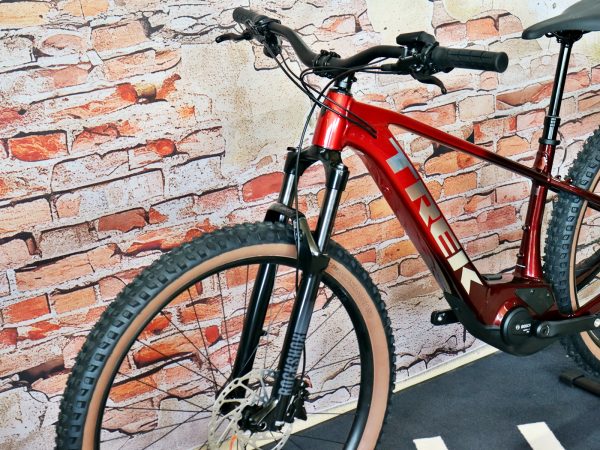 TREK Marlin+ 8 Fury Red/Lithium Fade 9